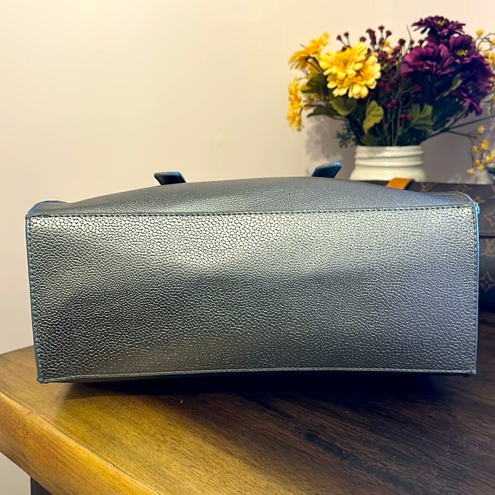 Metallic Silver Tahari EUC VEGAN LEATHER HANDBAG
Double Zip Top - Picture 4 of 5